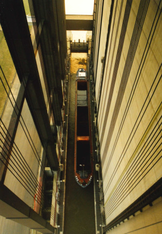 Le Roeulx. Ascenseur de Strépy-Thieu. Translation verticale d'un bateau de 1350 tonnes.