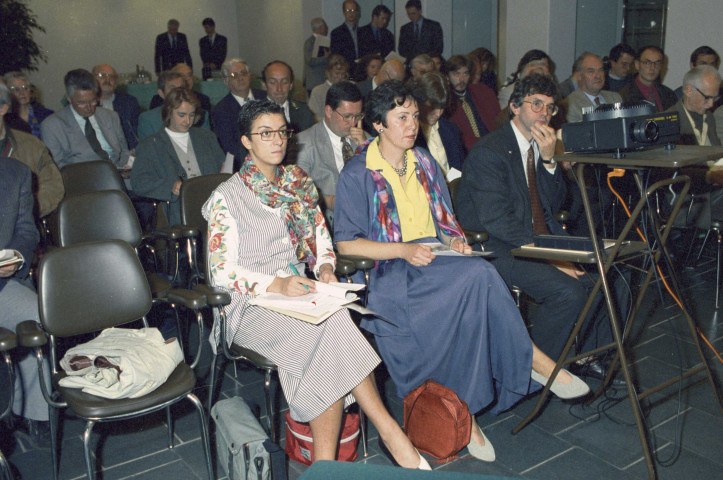 Liège. Conférence de presse, à l'Université de Liège, sur la présentation du circuit cyclopédestre de l'Eurégio, par Jean-Pierre Grafé, ministre des Travaux publics.