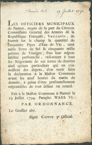 Annonce des officiers municipaux de Namur ordonnant aux négociants et particuliers de déclarer les quantités d'eau-de-vie, de sel et de vinaigre qu'ils possèdent. Demande du commissaire général des armées de la République Vaillants d'obtenir 50 pipes d'eau-de-vie, 100.000 livres de sel et 50.000 pintes de vinaigre. Signé Coppoy.