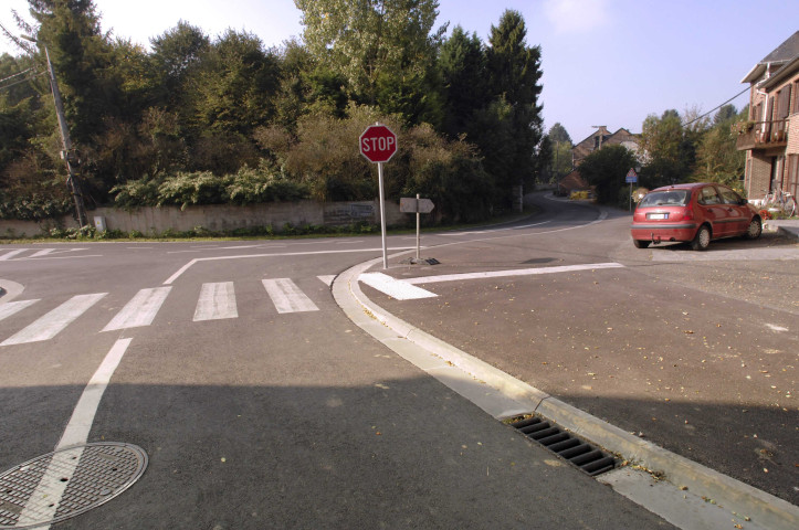 Braives. Voiries et stationnement de véhicules.