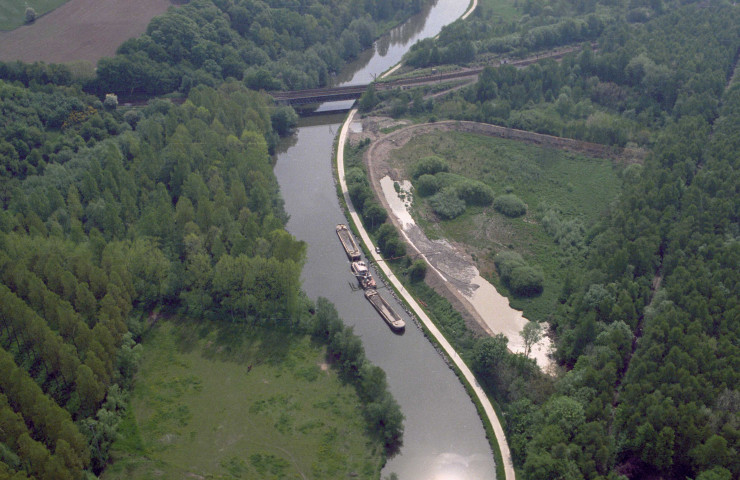 Terrain de dépôt et pont-rail n°11.