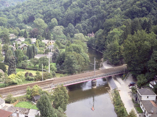 Sy. Pont ferroviaire en amont.