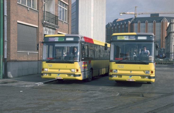 Charleroi. Autobus Renault et station de métro "Beaux-Arts".