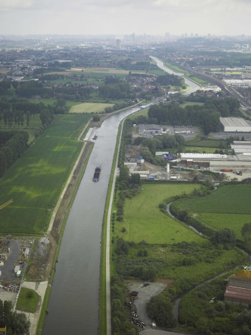 Halle. Péniche sur le canal Charleroi-Bruxelles. Ecluse.