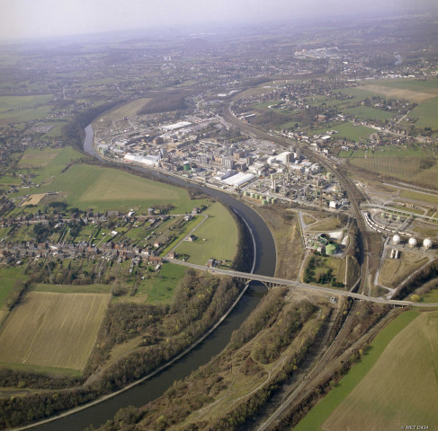 Jemeppe-sur-Sambre. Basse Sambre. Usine chimique "Solvay".