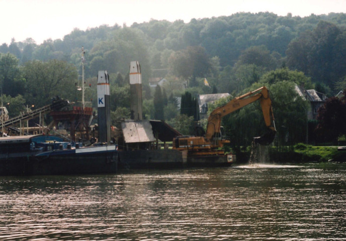 Hastière. Waulsort. Dragage dans la Haute-Meuse.