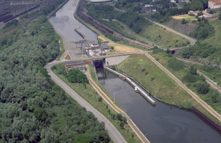 Marchienne-au-Pont. Pont-rail faisceau d'Amercoeur et pont sur la tête aval de l'écluse n°1.