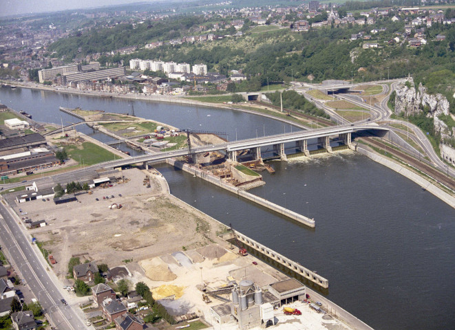 Beez. Ecluse des Grands Malades et pont sur la Meuse.