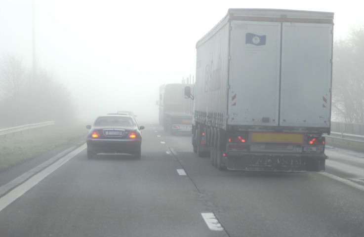 Fernelmont. Hingeon. E 42. (sens Namur vers Liège). Brouillard.