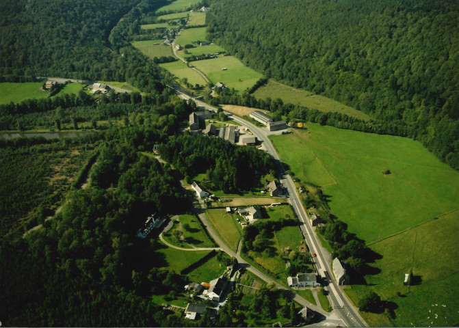 Couvin. Carrefour des RN 5 / 920. Entrée du bois de Couvin.