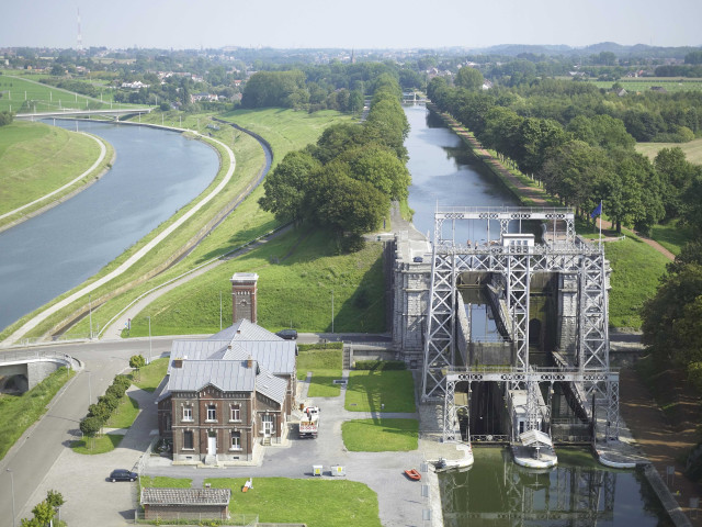 La Louvière. Houdeng-Goegnies. Canal du Centre à 300 tonnes. Vues aériennes.