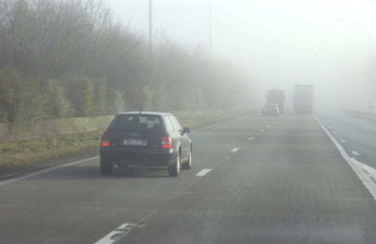 Fernelmont. Hingeon. E 42. (sens Namur vers Liège). Brouillard.