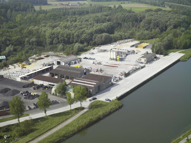 Peruwelz. Roucourt. Canal Nimy-Blaton. Quai. Matériaux de construction.