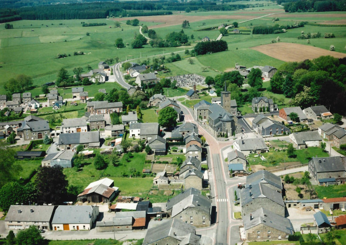 Paliseul. Offagne. Traversée par la N853.