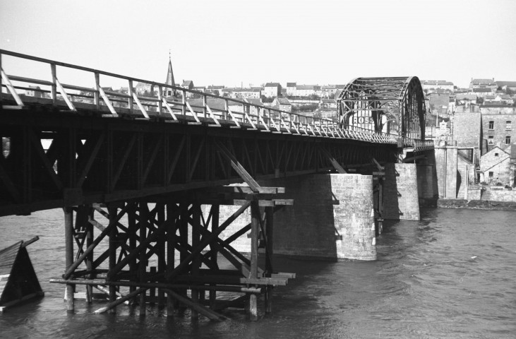 Namêche. Pont provisoire sur la Meuse.