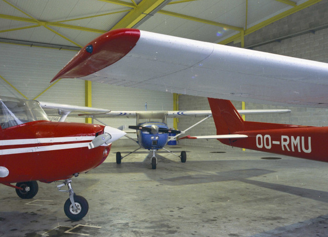 Grâce-Hollogne. Avions et installations intérieur à l'aéroport de Liège.