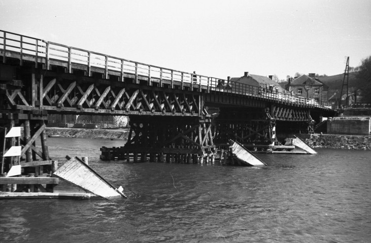 Hastière. Pont provisoire sur la Meuse.