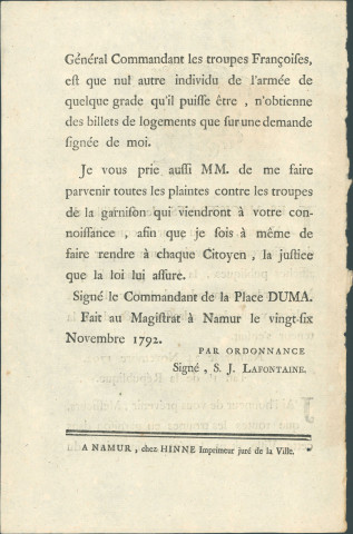 Proclamation des magistrats de la Ville de Namur portant à la connaissance de la population la lettre du 24 novembre 1792 du commandant de place Duma à propos du logement des troupes françaises et des éventuelles plaintes (par ordonnance, signé S.J. Lafontaine)