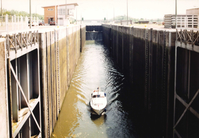 Mons. Havré. Ecluse à 1350 tonnes sur le canal.