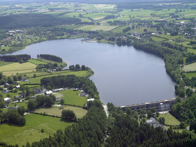 Eupen. Bütgenbach. Barrage et lac du centre sportif de l'ADEPS.