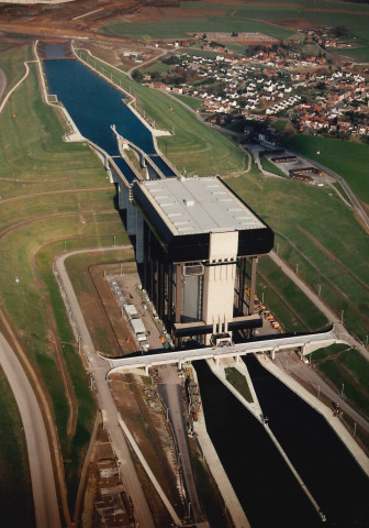La Louvière. Strépy-Thieu. Vues aériennes des ascenseurs.