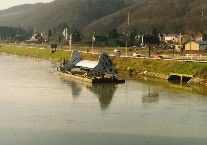 Hastière. Waulsort. Placement de la vanne et de la passerelle.