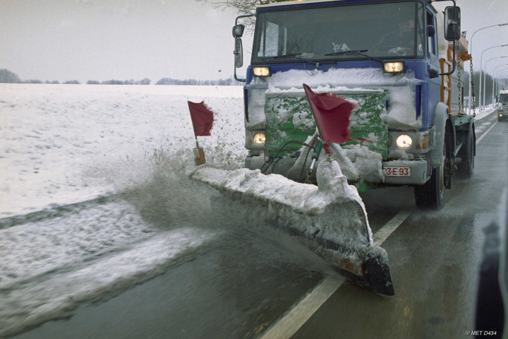 Rendeux. Service d'hiver. Chasse-neige. Epandeuse.
