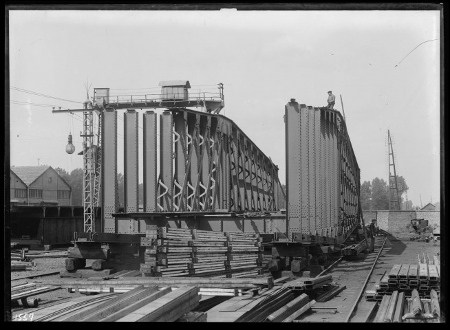 Halle. Montage d'un ascenseur du Canal du Centre.