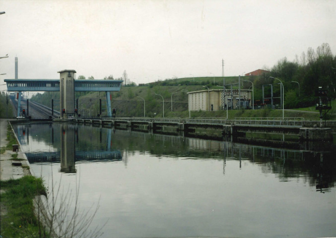 Braine l'Alleud. Plan incliné de Ronquières. Ensemble de la centrale électrique. Acheminement d'un bac avec un bateau.