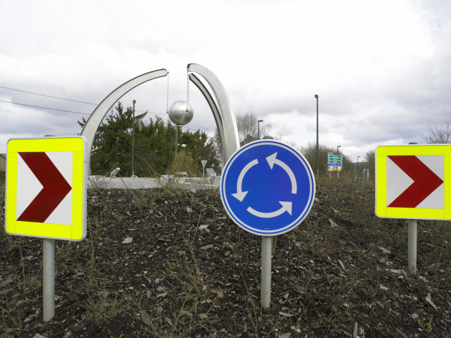 Aubange. Giratoire "Pôle européen de développement". Sphère en métal.