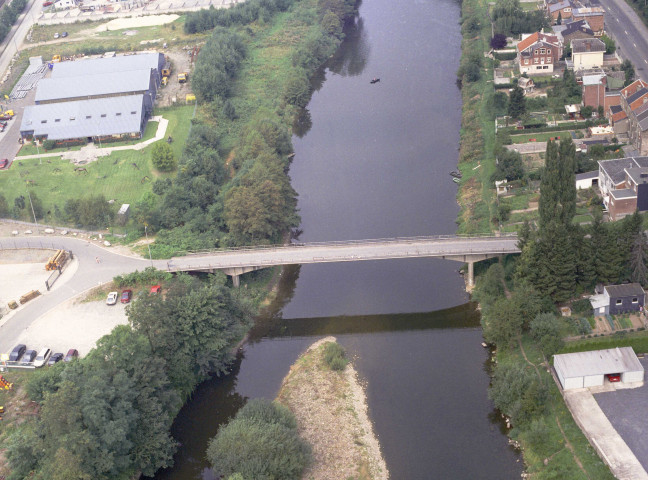 Tilff. Pont de l'allée des Artisans et barrage fixe.