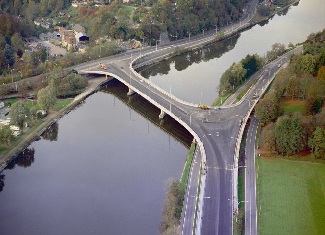 Yvoir. Pont sur la Meuse entre les RN92, 96 et 971.