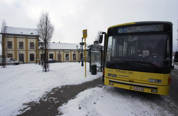 Libramont. Gare. Espace réservé aux bus et taxis.