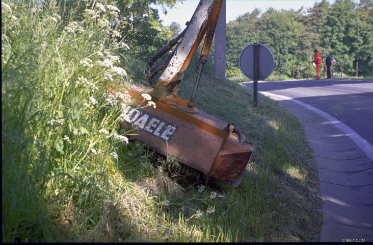 Yvoir. RN937. Service entretien.