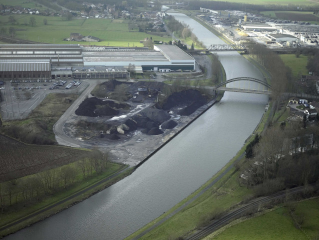 La Louvière. Vues aériennes du canal du Centre.