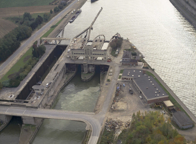 Lanaye. Écluses, pont et paysages des environs.