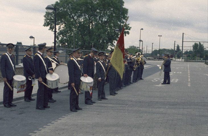 Waremme. Inauguration de la nouvelle gare des bus par André Baudson, ministre des Transports, et Guy Coëme, vice-premier ministre et ministre des Communications et des Entreprises publiques.