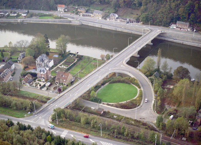 Lustin. Pont sur la Meuse entre les RN92 et 947.