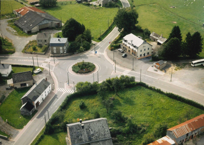 Bertogne. RN 826-834. Giratoire.