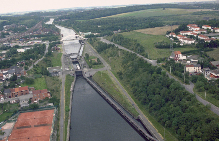 Gosselies. Pont sur la tête aval de l'écluse n°2.
Courcelles. Pont-route de Gosselies.
Viesville. Viaduc.