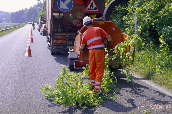Profondeville. Hun. Service entretien. Eclairage.