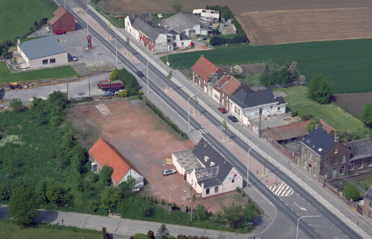 Villers-Saint-Amand. Neutralisation de la bande centrale et restructuration complète de la voirie.