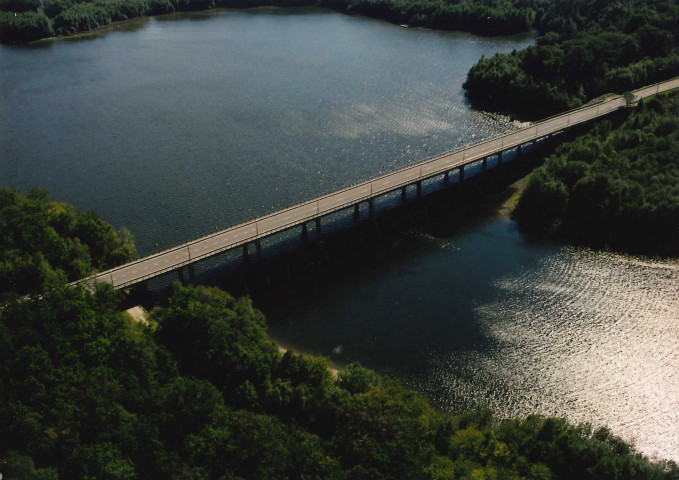 Cerfontaine. Pré-barrage du Ry Jaune.