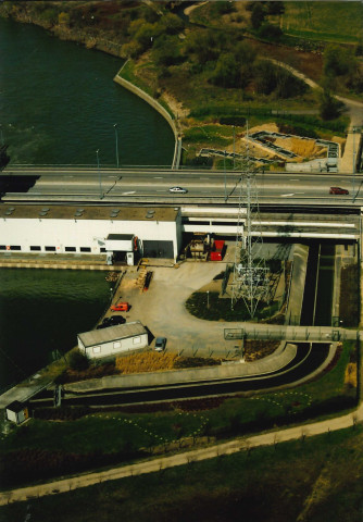 Visé. Lixhe. Echelle à poissons au barrage électrique.