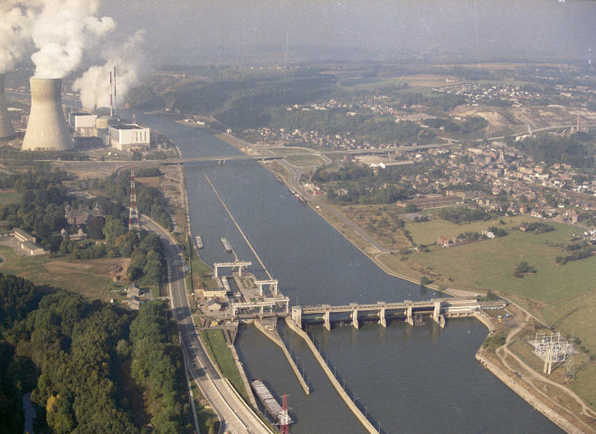 Neuville-sous-Huy. Barrage sur la Meuse.