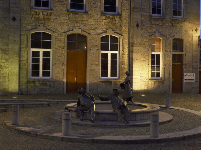 Viroinval. Treignes. Giratoire. "Arthur Masson". Vue de nuit.