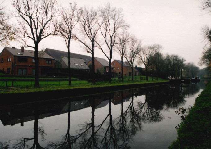 La Louvière. Houdeng-Goegnies. Arrière des maisons de la rue Tout-Y-Faut sur le canal du centre à 300 tonnes.