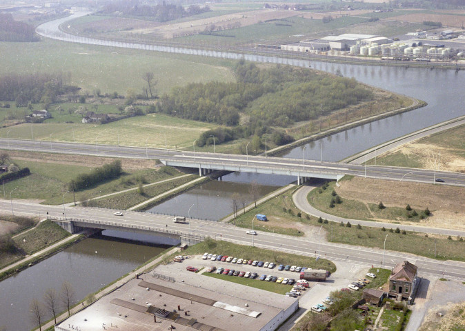 Seneffe. Canal Bruxelles-Charleroi et château.