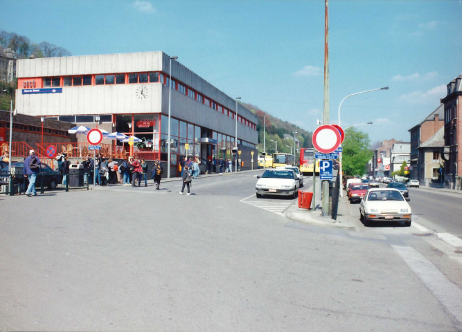 Dinant. Gare SNCB et gare des bus.
