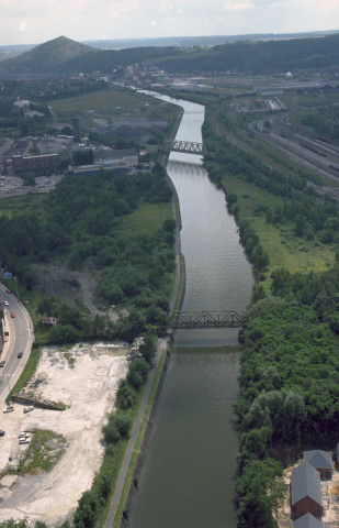 Charleroi, Montignies-sur-Sambre et Châtelet. Ponts-rails du Poirier Saint-Charles, de Carlam, de Champeau et d'Hainaut-Sambre ; passerelles d'Hainaut-Sambre (oxygène et gaz), à coke de Solvay et SNDE ; écluse de Montignies-sur-Sambre ; viaduc de Châtelet ; chantier du Trieu Kaisin.